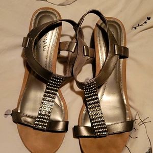 Is wonderfully comfortable made for comfort sandal